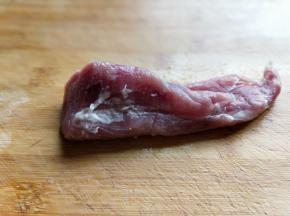 首先将里脊肉洗干净。