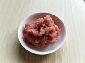 再剁碎，剁成肉糜。