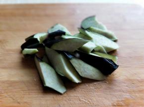 茄子洗干净，切菱形块。