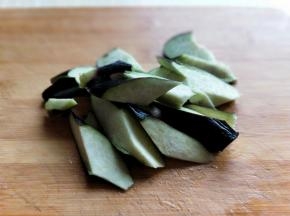 茄子洗干净，切菱形块。