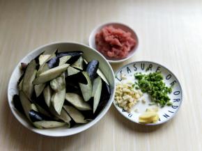 葱姜蒜去皮切碎。