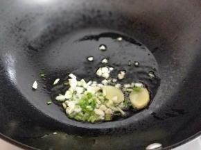 锅中加入适量油，油温7成时加入葱姜蒜炒香。