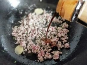 再加入生抽。