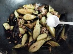 加入盐，加入少量水，大火烧开，转中火5_8分钟即可出锅。将茄子烧熟即可。