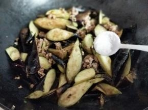 加入盐，加入少量水，大火烧开，转中火5_8分钟即可出锅。将茄子烧熟即可。