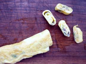 蛋液完全凝固，粘合在一起后，切块摆盘即可