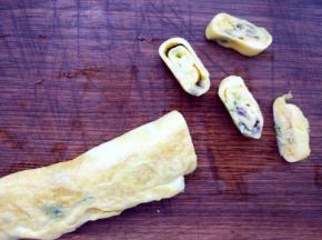 蛋液完全凝固，粘合在一起后，切块摆盘即可