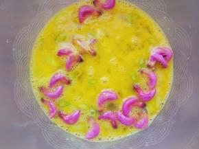 鸡蛋加盐打散，与葱花儿、槐花拌匀