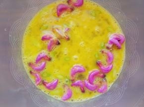 鸡蛋加盐打散，与葱花儿、槐花拌匀