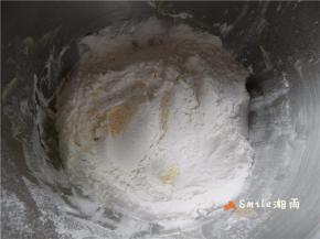 面粉、糖粉、盐混合，过筛到黄油碗中。