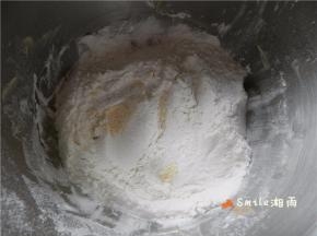 面粉、糖粉、盐混合，过筛到黄油碗中。