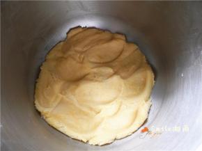 加入蛋黄，揉成面团，用保鲜袋包好后放冰箱冷藏30分钟。