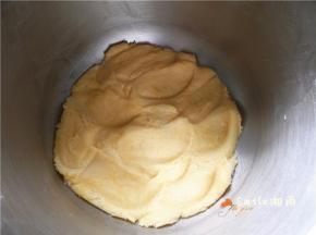 加入蛋黄，揉成面团，用保鲜袋包好后放冰箱冷藏30分钟。