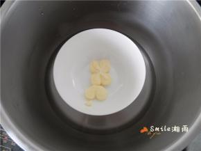 馅制作方法：

取15g黄油置锅中隔水融化成液体。