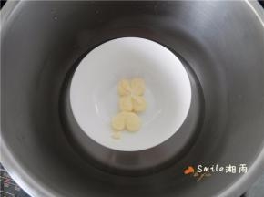 馅制作方法：

取15g黄油置锅中隔水融化成液体。