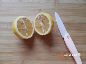 用奈瓷水果刀将1个柠檬对半切开。