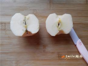 用奈瓷削皮刀将苹果去皮，用奈瓷水果刀对半切开。