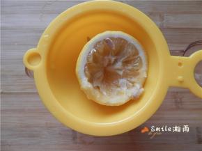 将柠檬榨汁，取汁5ML。