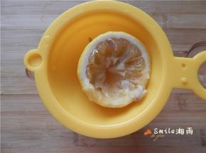 将柠檬榨汁，取汁5ML。