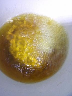 烧热适当植物油，差不多六七成熟的样子，将肉一片片入内先炸一下定型