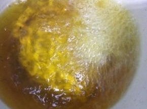 烧热适当植物油，差不多六七成熟的样子，将肉一片片入内先炸一下定型