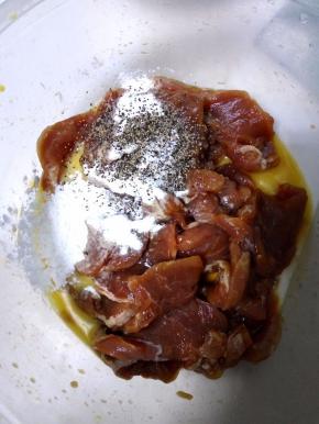 把腌好的肉放在全蛋液、淀粉和黑胡椒粉中，拌匀备用