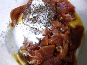 把腌好的肉放在全蛋液、淀粉和黑胡椒粉中，拌匀备用