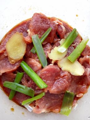 加葱段、姜片、料酒、生抽、鸡粉、糖和少许盐，调匀后腌肉一小时
