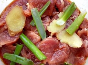 加葱段、姜片、料酒、生抽、鸡粉、糖和少许盐，调匀后腌肉一小时