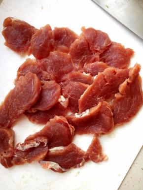 猪里脊洗净，斜着切厚片