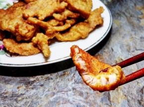 再五成热油复炸一下，炸透即可