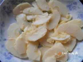 将苹果装盘（沥去部分果汁），加入融化的黄油、柠檬汁、细砂糖，充分搅拌均匀，放10分钟待用。