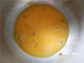 鸡蛋打散（同时预热烤箱190度10分钟）。