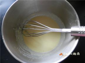 加入淡奶油搅拌均匀。