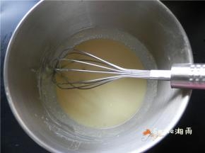 加入淡奶油搅拌均匀。