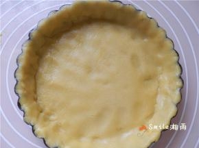 将塔皮铺在模具里压实，去除边位。