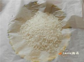 把米和烘焙纸放在塔皮上。