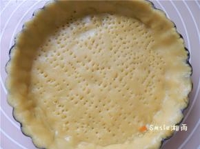 用叉子在塔皮上均匀叉一下，便于烤时定型透气。