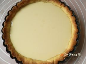 取出塔皮，倒入蛋奶液。