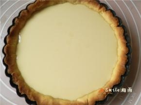 取出塔皮，倒入蛋奶液。