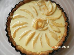 顺同一方向交叠铺上苹果片，中间点缀短的苹果片。