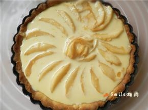 顺同一方向交叠铺上苹果片，中间点缀短的苹果片。