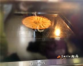 置烤箱中层180度烤20分钟。