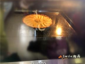 置烤箱中层180度烤20分钟。