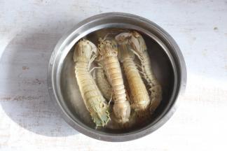 皮皮虾清洗干净。