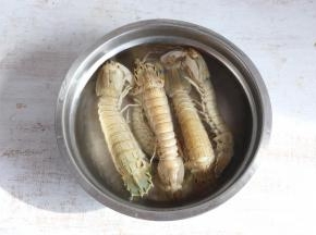 皮皮虾清洗干净。