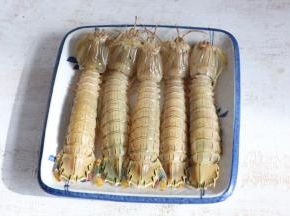 沥去水分，将虾放入盘子呢。