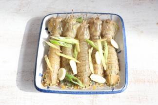 撒少许盐，放入葱段、姜片、蒜片。