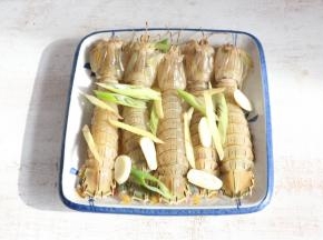 撒少许盐，放入葱段、姜片、蒜片。