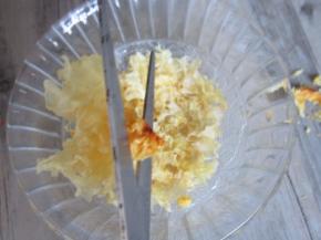 用剪刀将干银耳的黄色根部硬结剪掉。